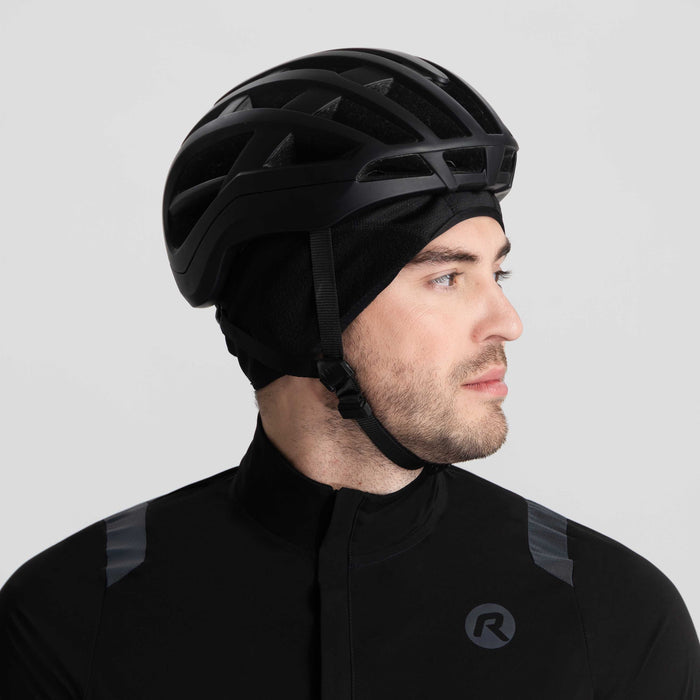 Rogelli Lari winddichte onderhelmmuts zwart gedragen onder fietshelm zijkant.