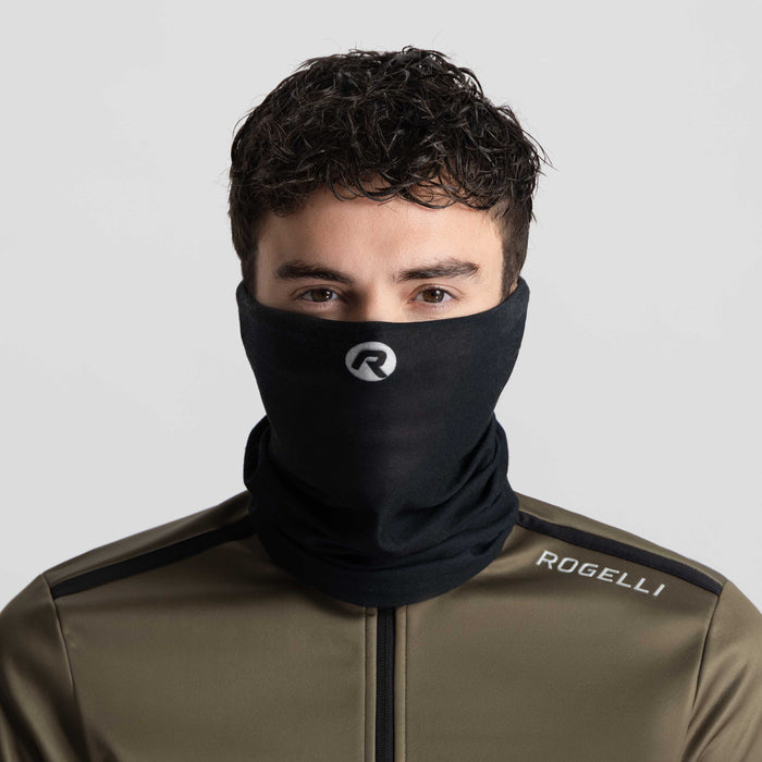 Rogelli Solid nekwarmer zwart gedragen voorkant.