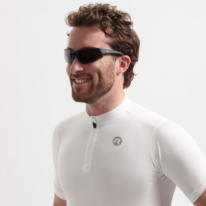 Rogelli Brantly fietsbril zwart gedragen door man voorkant.