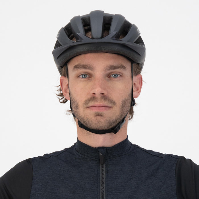 Rogelli Ferox II fietshelm grijs gedragen door man voorkant.