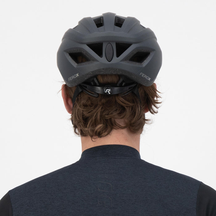Rogelli Ferox II fietshelm grijs gedragen door man achterkant.