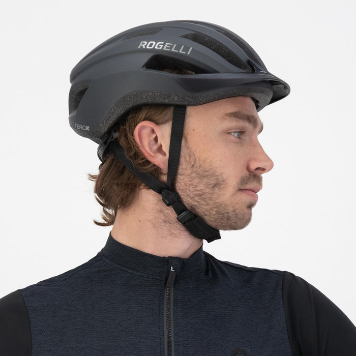 Rogelli Ferox II fietshelm grijs gedragen door man zijkant.