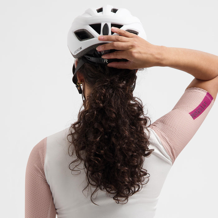 Rogelli Ferox II fietshelm wit gedragen door vrouw achterkant.
