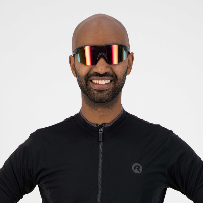 Rogelli Pulse fietsbril zwart gedragen door man voorkant.