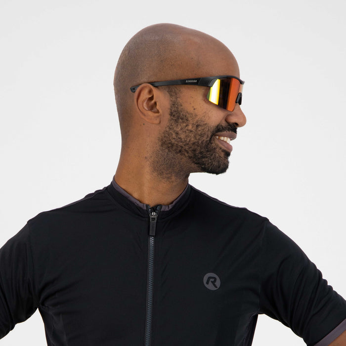 Rogelli Pulse fietsbril zwart gedragen door man zijkant.