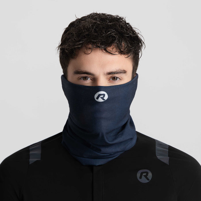 Rogelli Solid nekwarmer blauw gedragen voorkant.