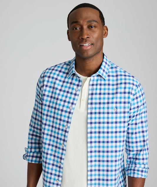 Model is wearing UNTUCKit Clarkson cotton linen shirt in teal.